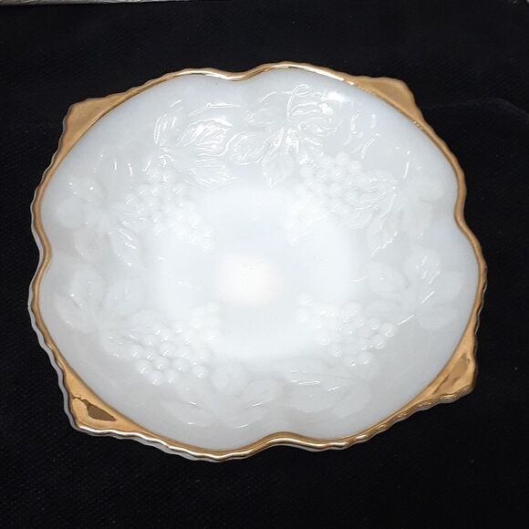 Vintage Anchor Hocking Milk Glass Pedestal Bowl Embossed Grapes, Gold Rim - Picture 2 of 7